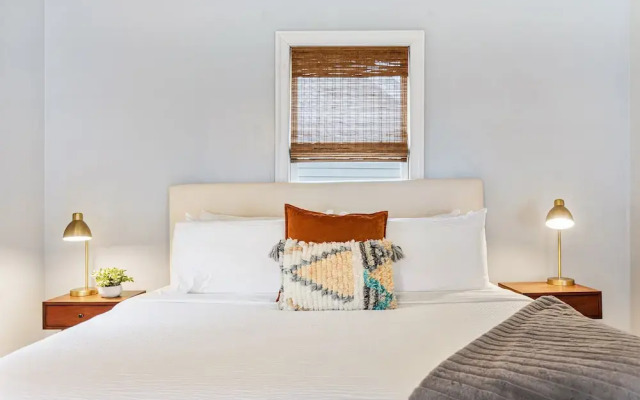 Spacious Apartment Downtown