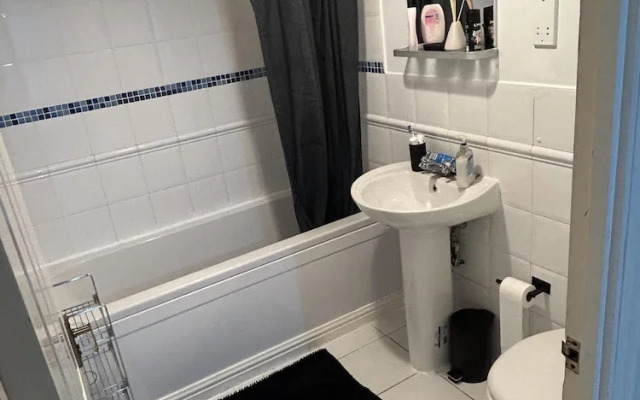 Spacious 1-bed Apartment in London sea View