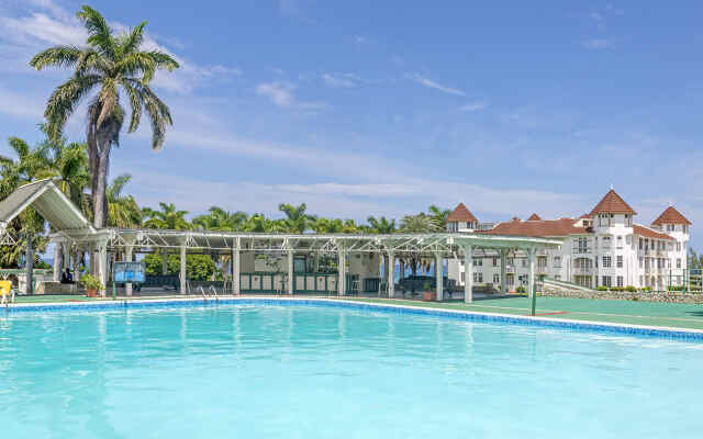 HOSPITALITYEXPERT 2BR Penthouse, MoBay, Sleeps 5 - Beach, Pool & Private Chef