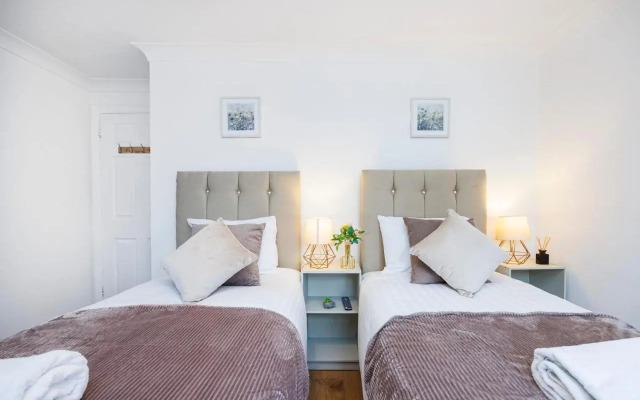 Lovely 2 Bd Hse with Parking near Excel