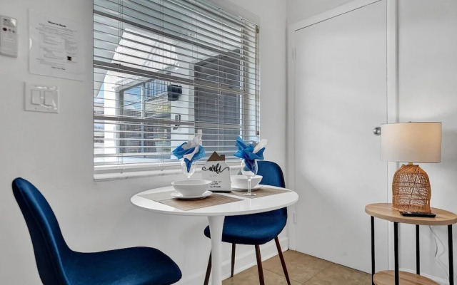 Waves on Desoto Lovely Studio 2