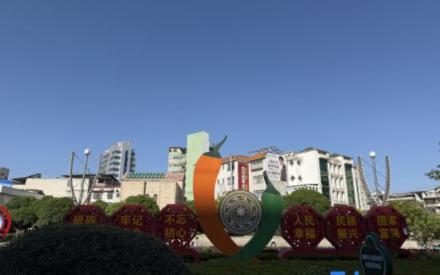 Vienna Hotel (Nandan Dongtian Jiuhai Scenic Area Jinfurong Square Branch)