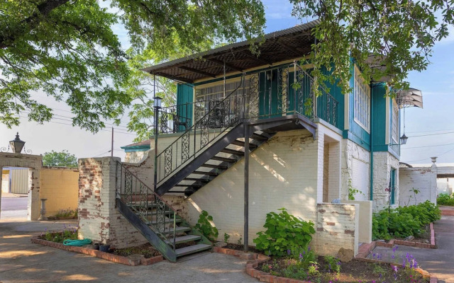 Mariposa Monarch Walk to River