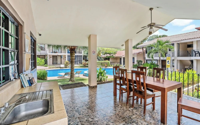 2-BD Condo with Pool, Walk to Beach