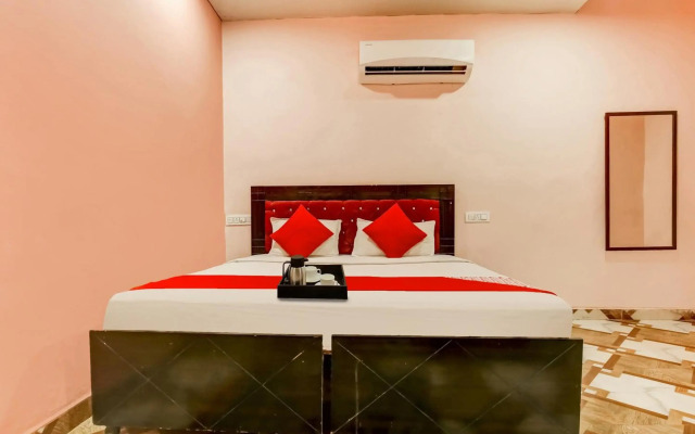 OYO Flagship 70340 Hotel Colour