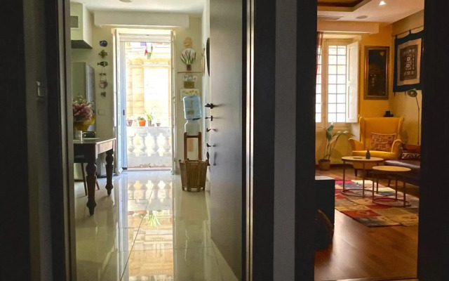 Valletta Collection - Merchant Str Apartment with large yard