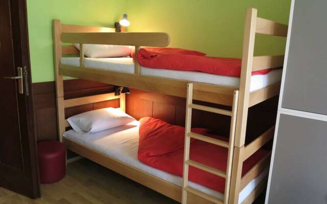 Traveler's Hostel & Apartments