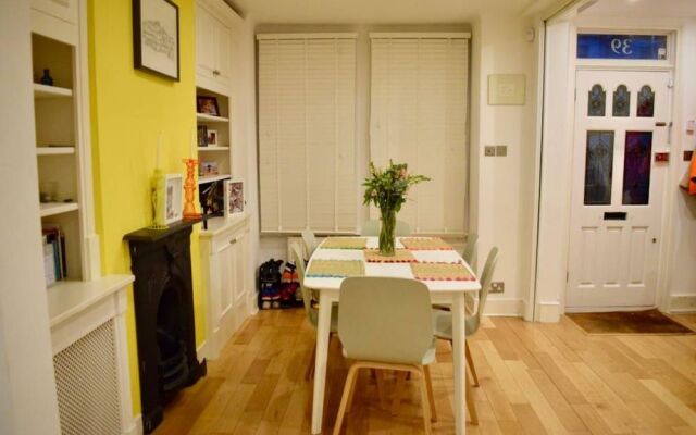 2 Bedroom House With Garden in Tooting