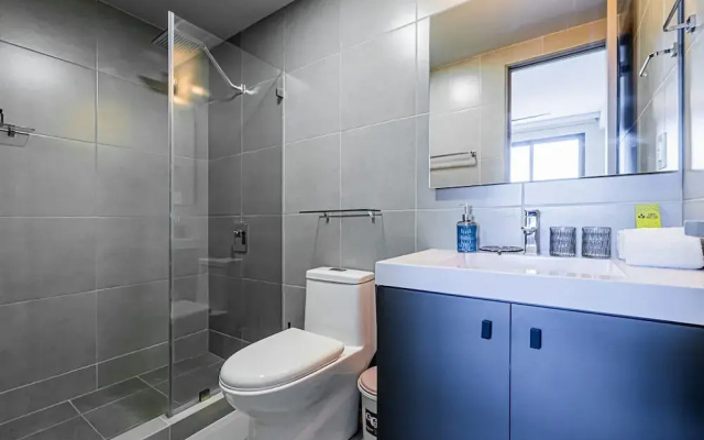 w Regal 1BR w Great Deco in Centriqo