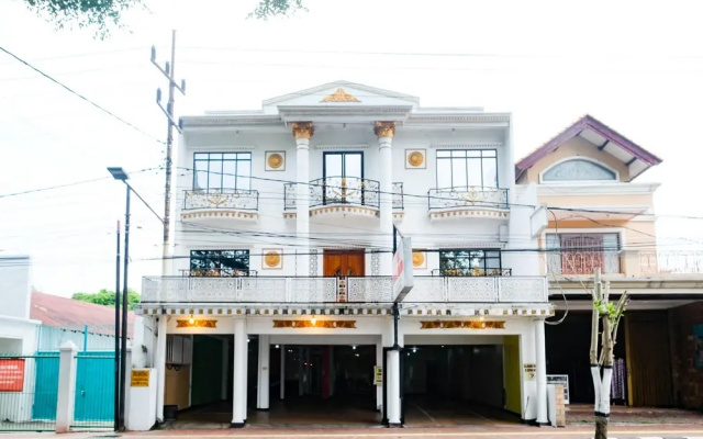 Urbanview Hotel Mawar Sharon Near Alun Alun Batu