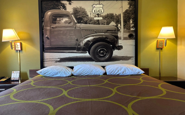 Super 8 by Wyndham Normal Bloomington