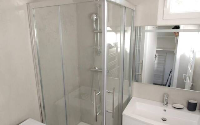 Quiet apt downtown with airco and a balcony