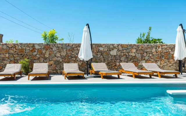 With Pool, Jacuzzi and Sauna