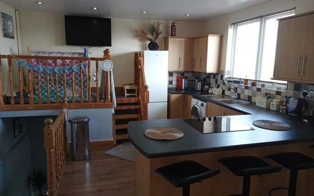 Roman Bank Flat With Spa Bath and Mermaids Teepee