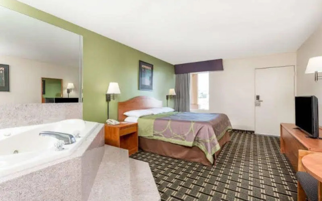 Super 8 Motel - Forsyth