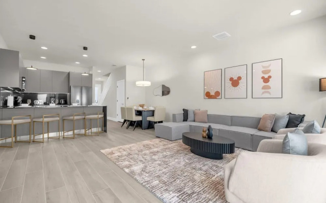 Upstay - Modern Family Townhouse w Private Pool