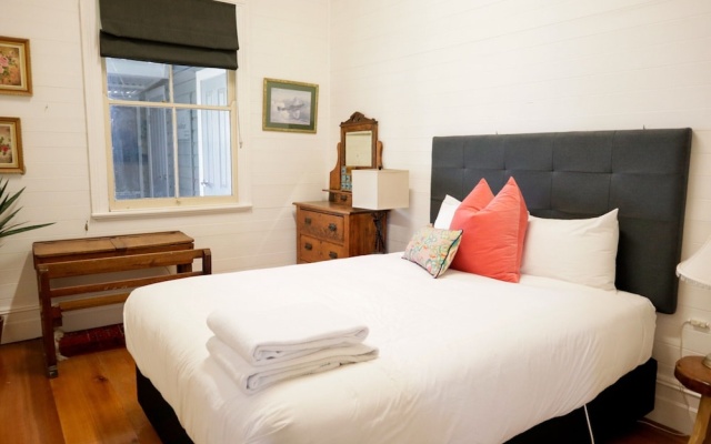 Spacious 4-bed Home in Central Tenterfield