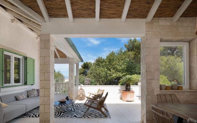 Sina in Splitska with 4 bedrooms and 3 bathrooms