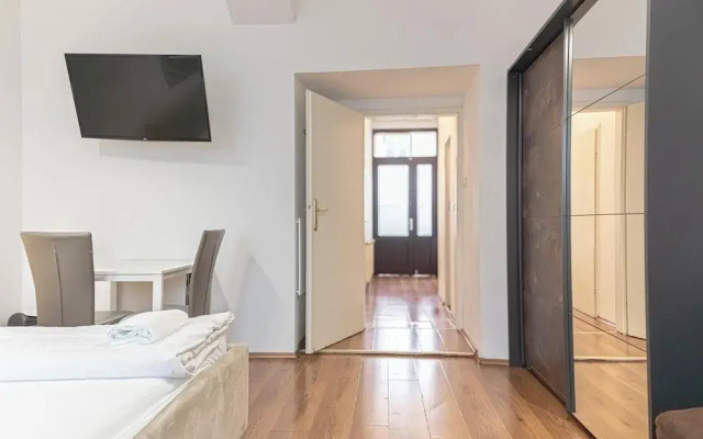 Bright 1BR Apt Perfect for Long Stays