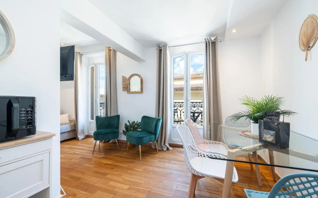 Massena Street - 1 Bdr Duplex with AC & Parking