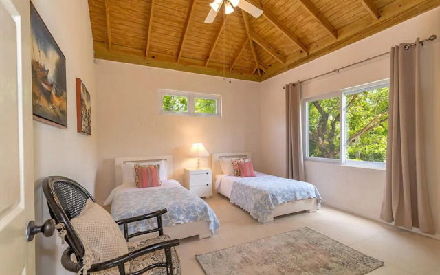 New 3-bed on Hip Strip, Beach access, Sleeps 8