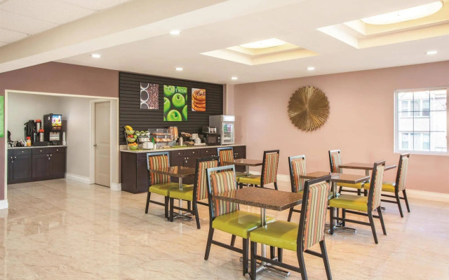 La Quinta Inn & Suites Far Rockaway - JFK Airport