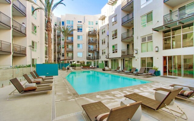 Wilshire La Brea Apartments