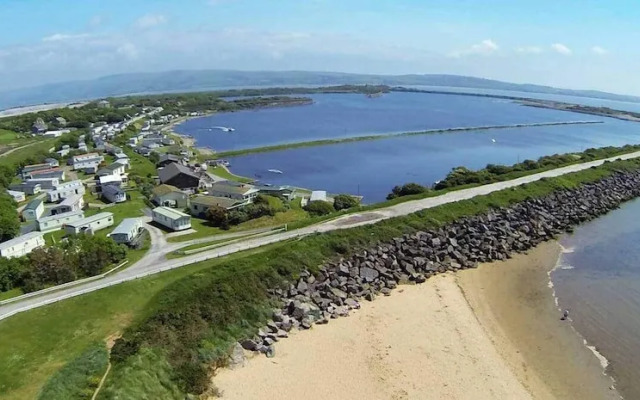 2 Bed Lodge - Sleeps 5 - Parking - Pets - Wifi