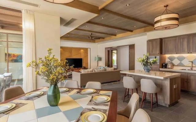 Luxe 5BR Villa: Beachfront Breakfast Pool
