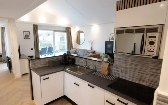 Deluxe Canal-side Stay