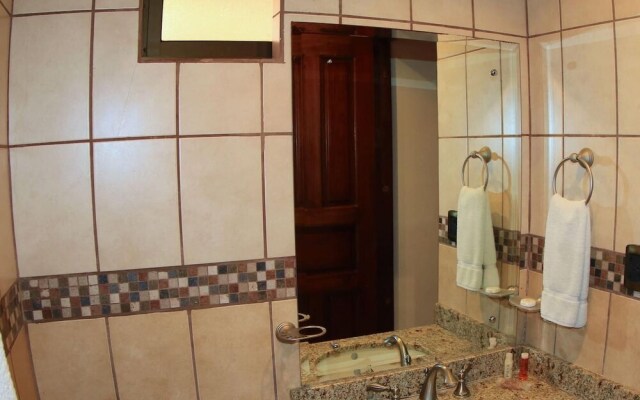 Hotel-style Ocean-view Unit in Flamingo With Pool