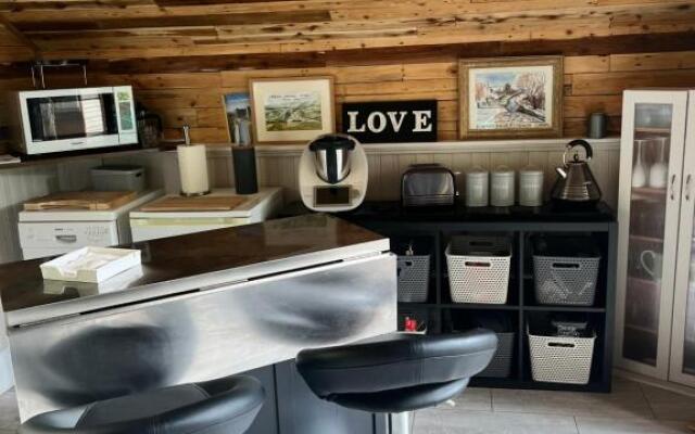 The Shed . A cosy, peaceful, 96% recycled, chalet.