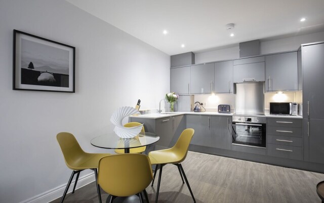 Elliot Oliver -Stylish 2 Bedroom Apartment With Parking In The Docks