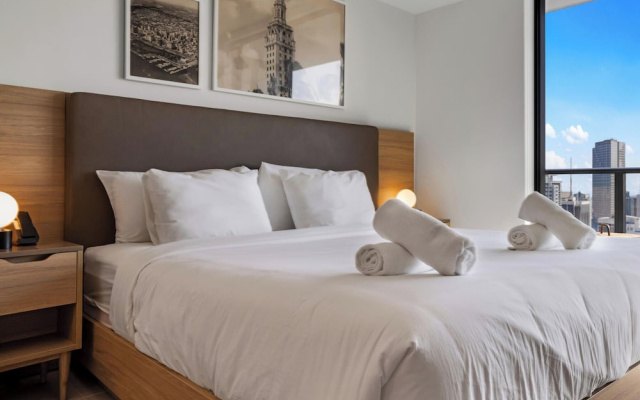 46th-Floor High-Rise Studio - Pool & Gym