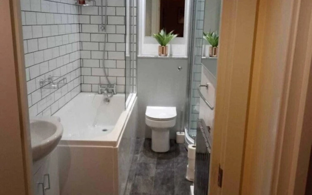 Bright 2 Bedroom Flat in Lambeth With Balcony