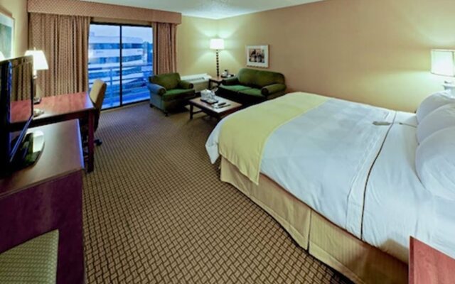 Отель RL Cleveland Airport West