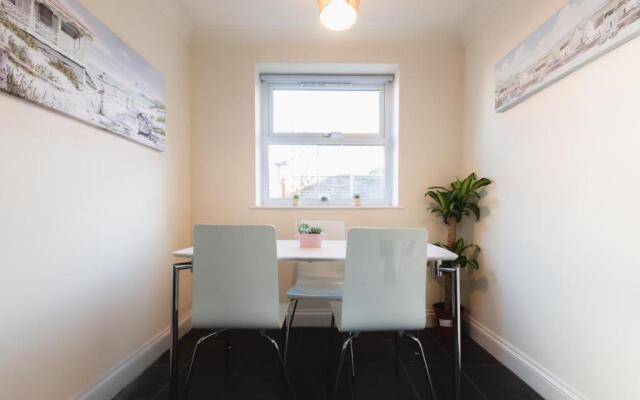6 bed Residential home with Parking