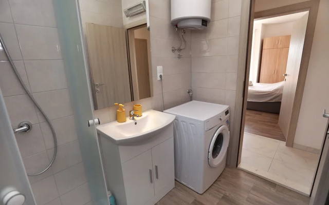 Immaculate 2-bed Apartment in Okrug Gornji