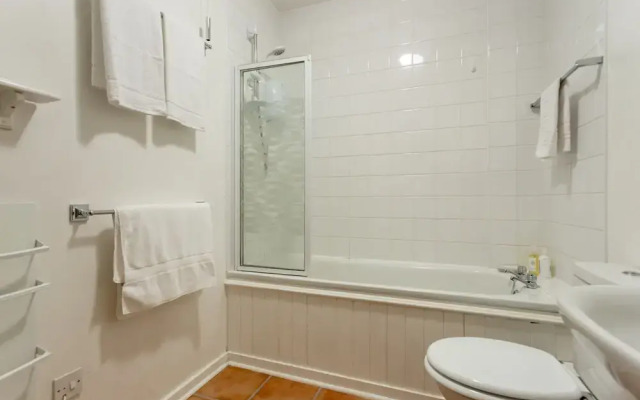 400 Dean Village Apartment