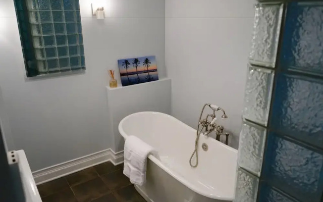 3-Level Bucktown Home - Amazing Outdoors & Parking