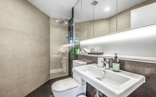 2BR Luxury Skytower Views CBD Pool Gym Netflix