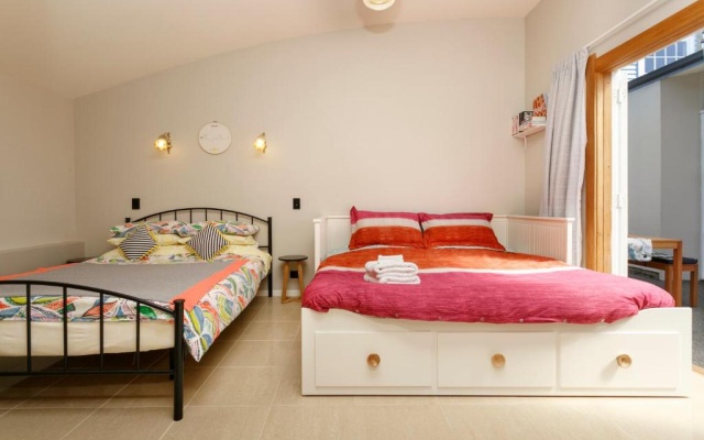 Studio Cottage - Walk to the Lake & Town – Guest Rooms – Taupo