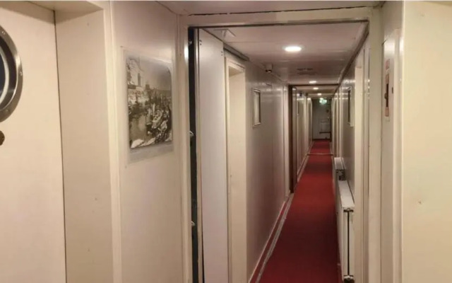 Eastern Comfort - The swimming hostel