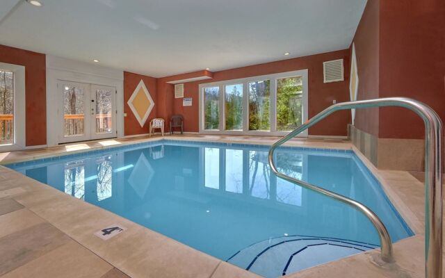 Pool Movie 1 Apartment 6