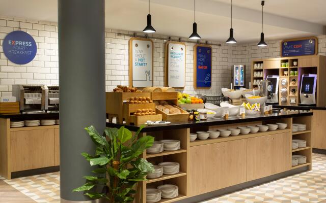 Holiday Inn Express Cheltenham by IHG