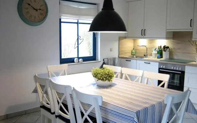 Komfortables Reetdachferienhaus Hasel 1