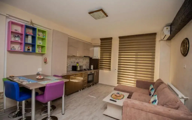Golden Apartment 2