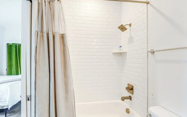 Bright Nashville Townhome ~ 5 Mi to Downtown!