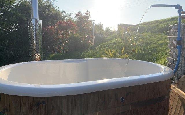 Romantic Escape Luxury Hobbit House With hot tub