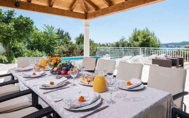 Holiday Villa Perna with Swimming Pool